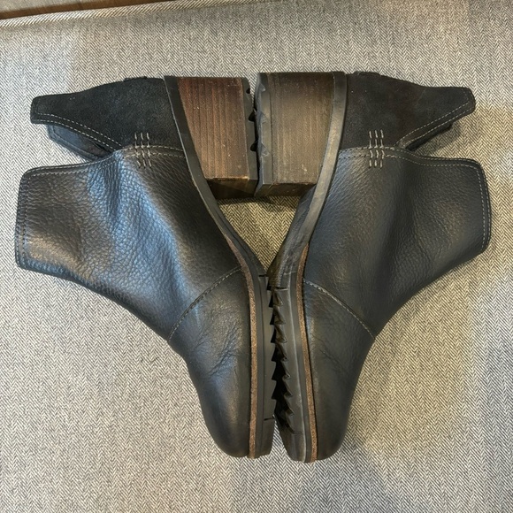 Sorel Cate Cut-Out Black Ankle Boots - Picture 9 of 12